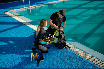 Male instructor explains how scuba gear works