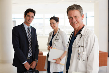 Obraz premium Nurse and aging patient talking in hospital room