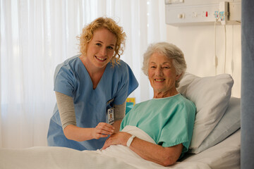 Obraz premium Doctor and businesswoman handshaking in meeting