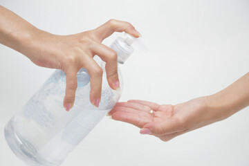 passando álcool com gel na mão para se proteger do covid19.
