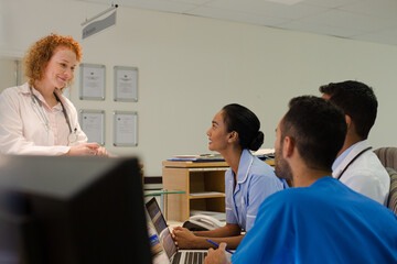 Obraz premium Hospital staff talking at front desk