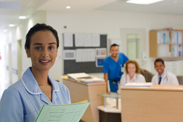 Obraz premium Nurse standing in hospital hallway