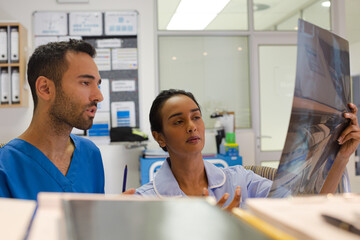 Obraz premium Surgeons examining x-rays in hospital