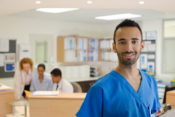 Obraz premium Doctor smiling in hospital hallway