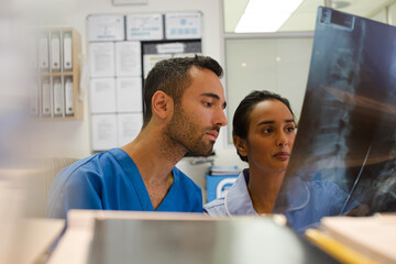 Fototapeta premium Surgeons examining x-rays in hospital