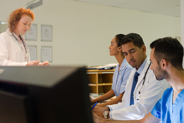 Obraz premium Hospital staff talking at front desk