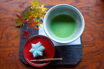 木の盆に乗った練り切りと抹茶　秋
