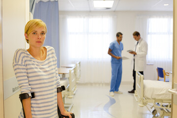 Obraz premium Patient using crutches in hospital room