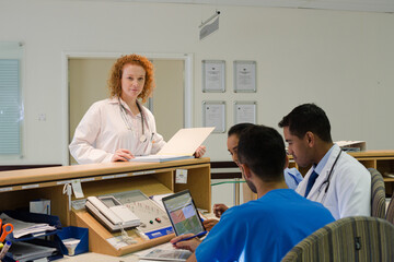 Obraz premium Hospital staff talking at front desk