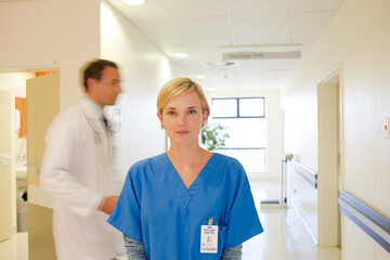 Obraz premium Doctor and nurse standing in hallway