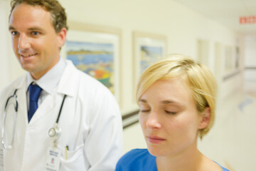 Obraz premium Nurse and doctor walking in hospital hallway