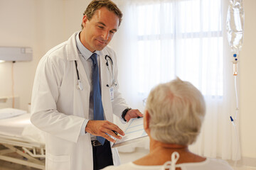 Obraz premium Doctor talking with patient in hospital room