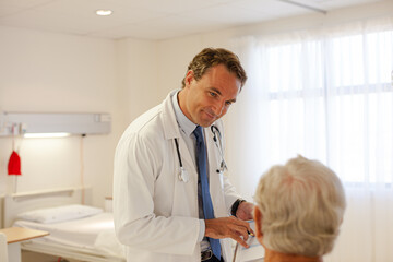Obraz premium Doctor talking with patient in hospital room