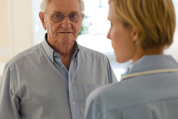 Obraz premium Nurse talking with older patient in hospital