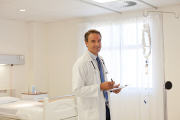 Obraz premium Doctor writing on clipboard in hospital