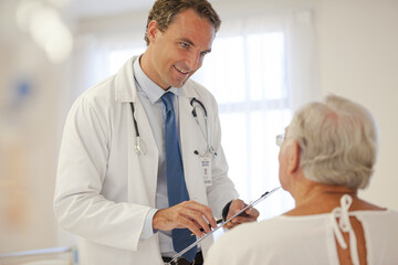 Obraz premium Doctor talking to older patient in hospital