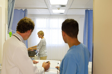 Obraz premium Doctors standing in hospital room