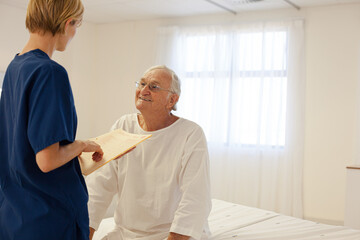 Obraz premium Nurse talking with older patient in hospital