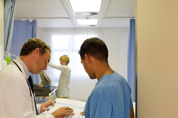 Obraz premium Doctors standing in hospital room