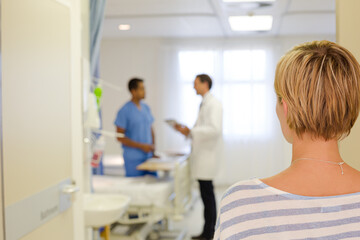 Obraz premium Patient leaving hospital room