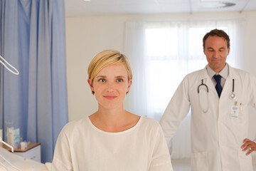 Obraz premium Doctor and patient in hospital room