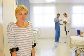 Obraz premium Patient using crutches in hospital room