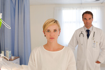 Obraz premium Doctor and patient in hospital room