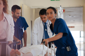 Obraz premium Hospital staff rushing patient to hospital room