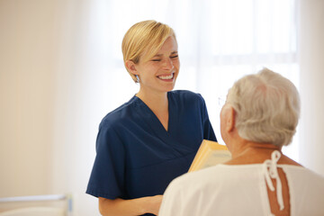 Obraz premium Nurse talking with older patient in hospital