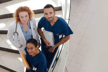 Obraz premium Doctor and nurses on hospital steps