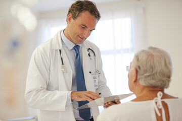 Obraz premium Doctor talking to older patient in hospital