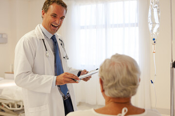 Obraz premium Doctor talking with patient in hospital room