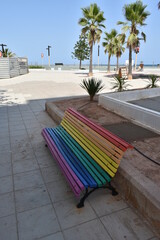 Banco lgtb en la playa