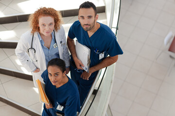 Obraz premium Doctor and nurses on hospital steps