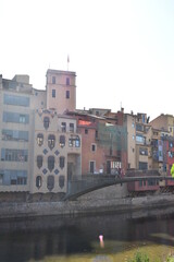 Casas de colores junto un puente