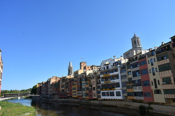 Puente en un rio con edificios