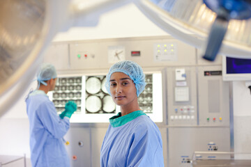 Obraz premium Surgeon standing in operating room