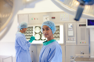 Obraz premium Surgeon standing in operating room