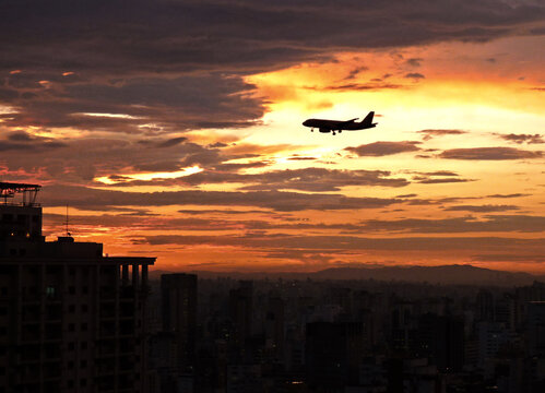 Airplane going to Congonhas Airport in S&atilde;o Paulo flying over Jardim Paulista at sunset