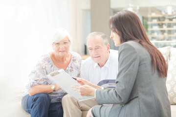 Obraz premium Financial advisor talking to couple on sofa