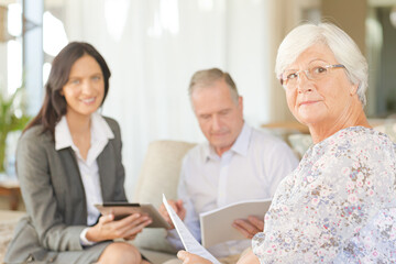 Obraz premium Financial advisor using tablet computer with clients