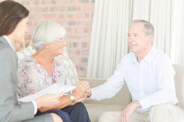 Obraz premium Financial advisor talking to couple on sofa