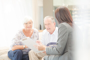 Obraz premium Financial advisor talking to couple on sofa