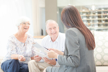 Obraz premium Financial advisor talking to couple on sofa