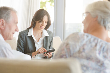 Obraz premium Financial advisor with couple on sofa