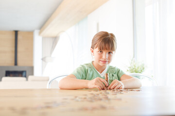 Obraz na płótnie Canvas Girl stacking pennies on counter