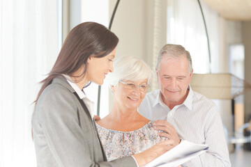 Obraz premium Financial advisor posing with clients