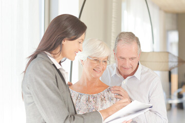 Obraz premium Financial advisor posing with clients