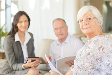 Obraz premium Financial advisor using tablet computer with clients