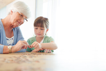 Obraz premium Older woman and granddaughter counting pennies